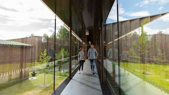 Join the orientation tour at the Serlachius Museum Gösta