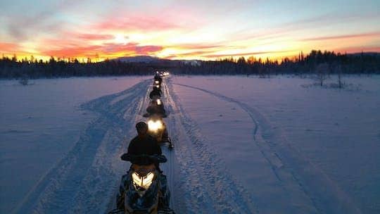Levi snowmobile safari to husky farm