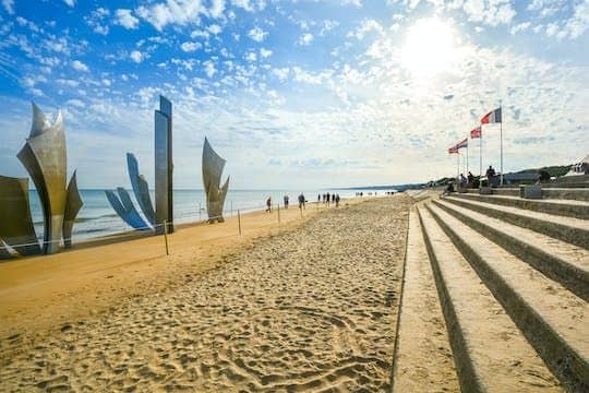 ทัวร์นำเที่ยวอนุสรณ์สถานคานและชายหาดดี-เดย์จากปารีสพร้อมไกด์