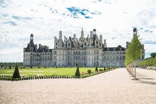 Loire Valley bike tour with Chambord Castle visit