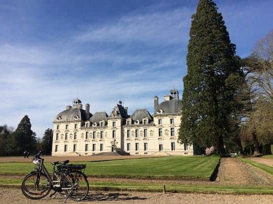 Loire Valley bike tour with visit of Chateau de Cheverny and wine tasting