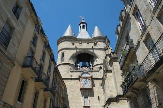 Old Town Bordeaux exploration game and tour