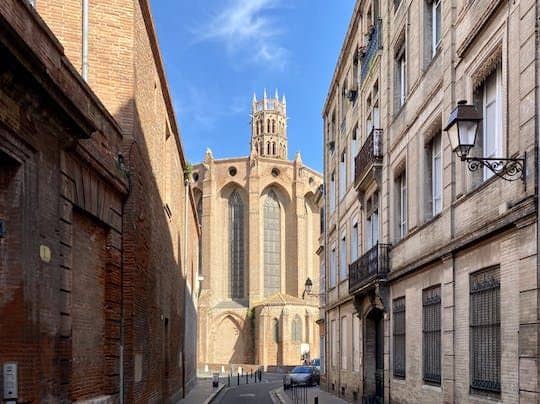 Old Town Toulouse exploration game and tour