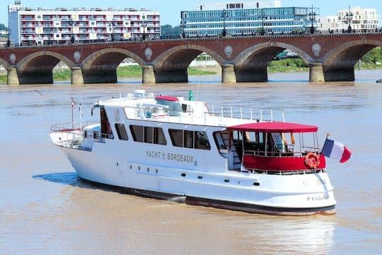 One hour and a half commented cruise on the yacht Le Luna