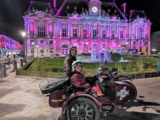 Retro sidecar tour by night