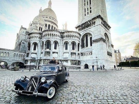Romantic tour in Citroën Traction with open roof