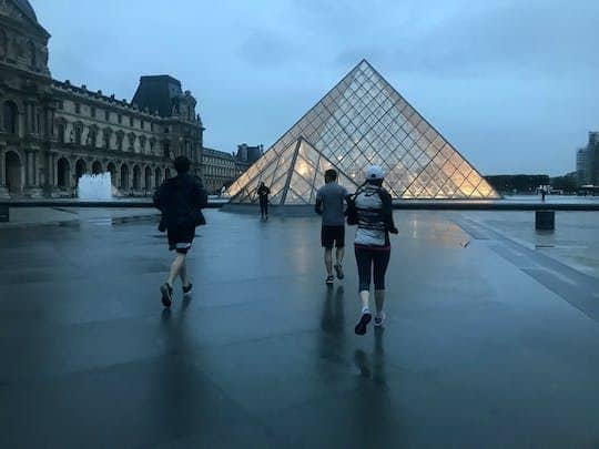 Running tour of Paris by night