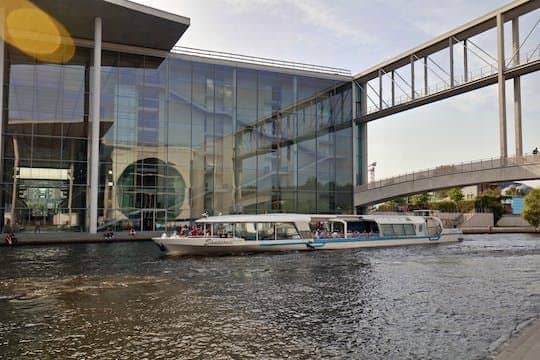 ทัวร์เรือ 2.5 ชั่วโมงในแม่น้ำสปรีในเบอร์ลิน พร้อมระบบเสียงแนะนำ