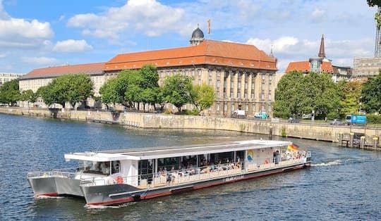 Berlin Spree cruise with solar catamaran