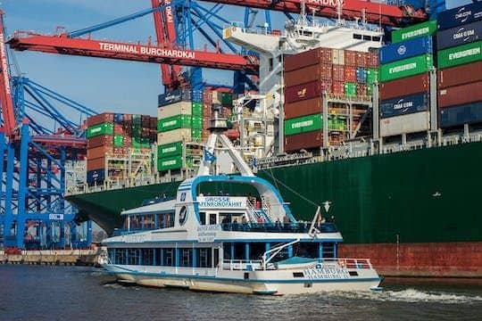 Classic 1-hour Hamburg harbor cruise with live commentary