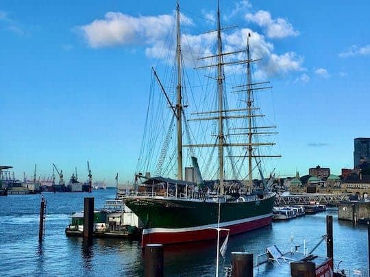 Guided tour of the Port of Hamburg with fish sandwich and beer