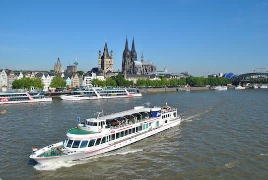 ล่องเรือแม่น้ำพาโนรามาในเมืองโคโลญพร้อมเครื่องบรรยายเสียง