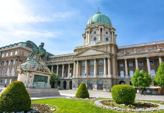 Private Budapest and Szentendre city tour with lunch and wine tasting