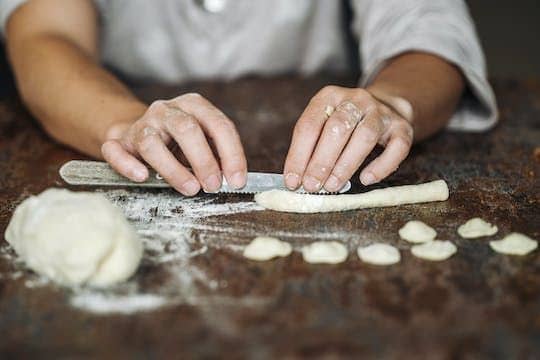 Market tour and dining experience at a Cesarina's home in Bari