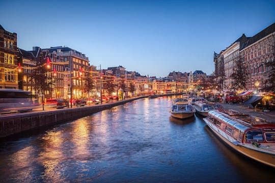 Self-guided mystery exploration game in Amsterdam Dam Square