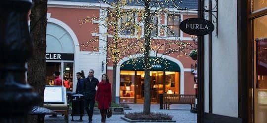 Shopping at Roermond Design Outlet with private transportation from Amsterdam