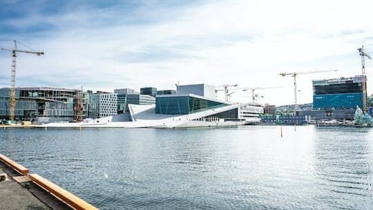Discover the highlights of Oslo in a private walking tour