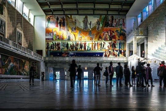 Enter the City Hall on a private walking tour
