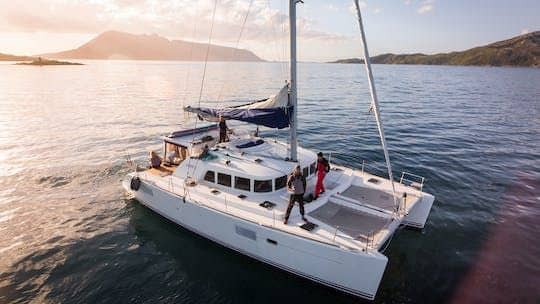 Midnight sun sailing experience in Tromso