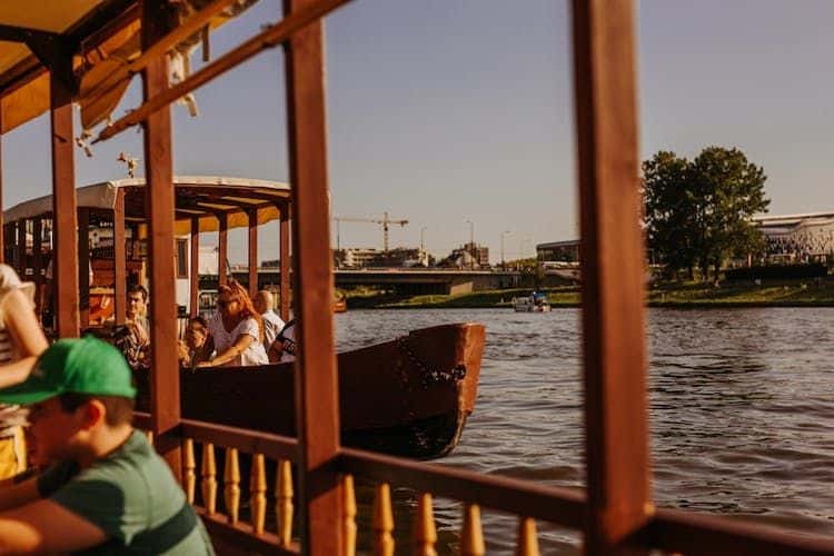 Krakow 1-hour traditional gondola sightseeing Vistula river cruise4