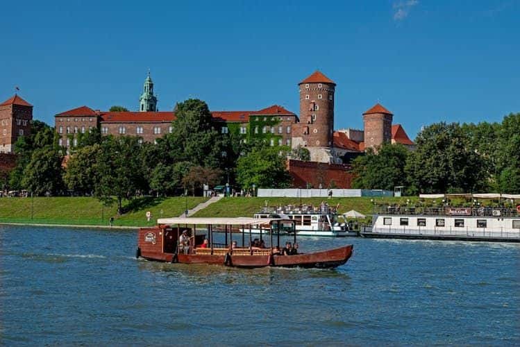 Krakow 1-hour traditional gondola sightseeing Vistula river cruise3