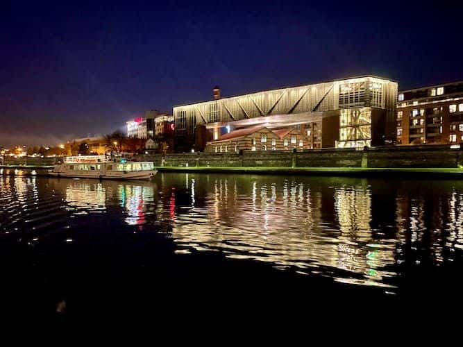 Krakow evening boat trip with a glass of wine1