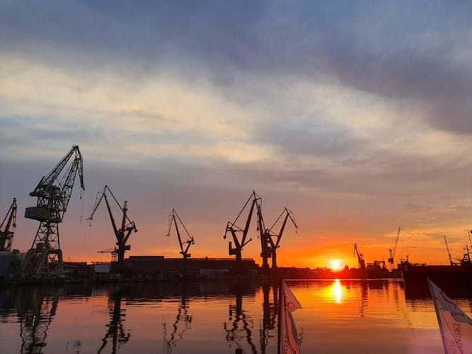 Sunset on the shipyard and old town cruise in Gdansk3