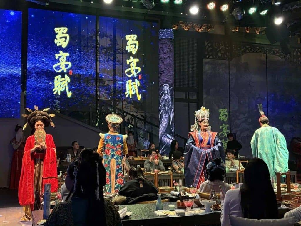 ชมเมืองเฉิงตู ประเทศจีน ‧การแสดงอาหารธีมวัฒนธรรมฮั่น ‧Shuyanfu |อาหารกลางวัน/อาหารเย็น |ชุดของที่ระลึกการเดินทางฟรี (ตุ๊กตาแพนด้า + ชา Dahongpao + เหรียญนำโชค)