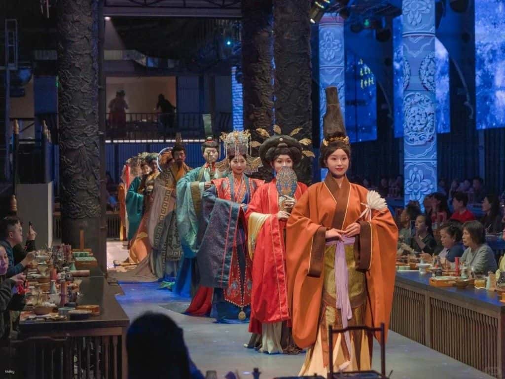 ชมเมืองเฉิงตู ประเทศจีน ‧การแสดงอาหารธีมวัฒนธรรมฮั่น ‧Shuyanfu |อาหารกลางวัน/อาหารเย็น |ชุดของที่ระลึกการเดินทางฟรี (ตุ๊กตาแพนด้า + ชา Dahongpao + เหรียญนำโชค)2