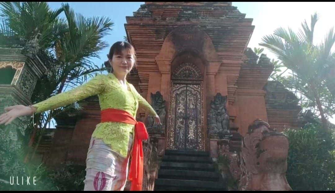 Explore Ubud with Balinese Uniform Rental4