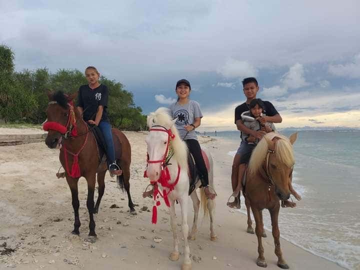 ขี่ม้าบนชายหาดในกีลี ตราวังกัน2