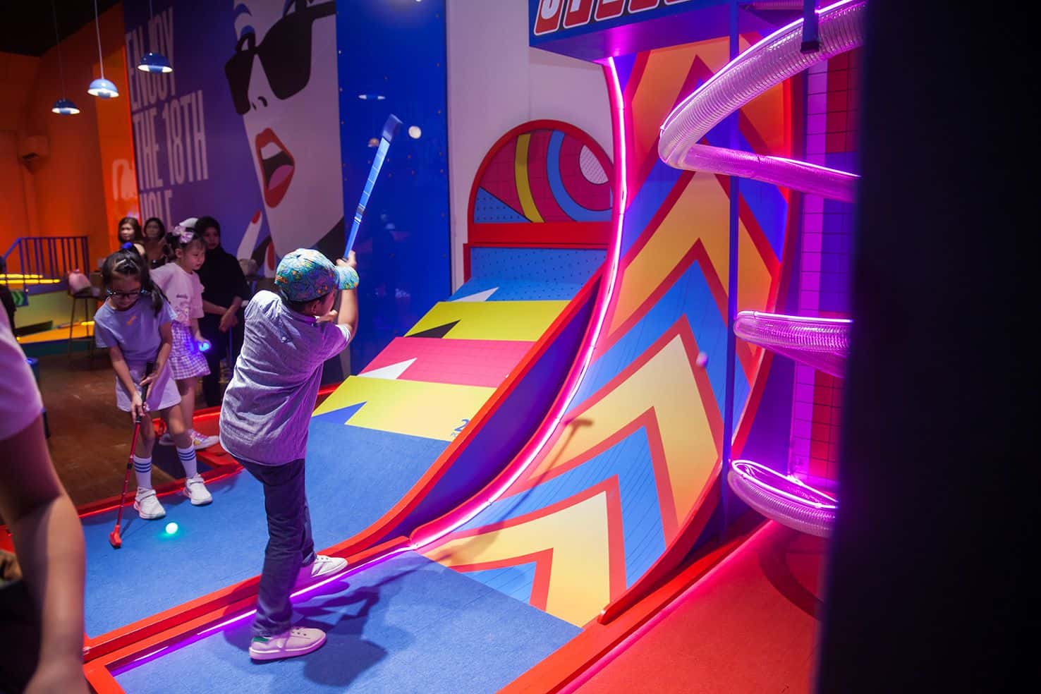 DE'8000 Mini Golf Café1