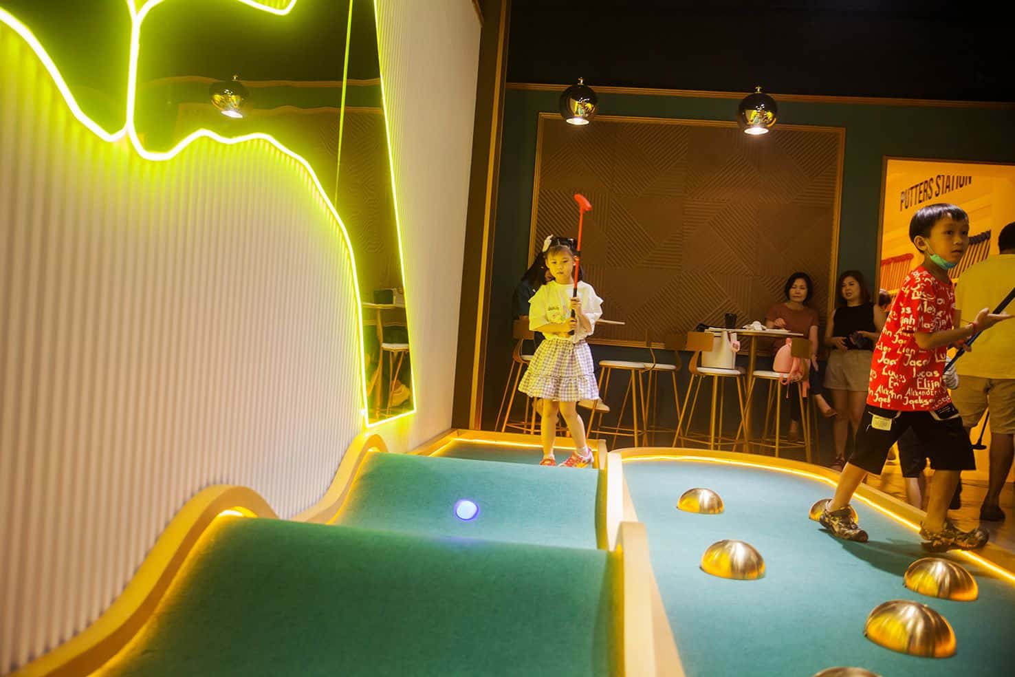 DE'8000 Mini Golf Café2
