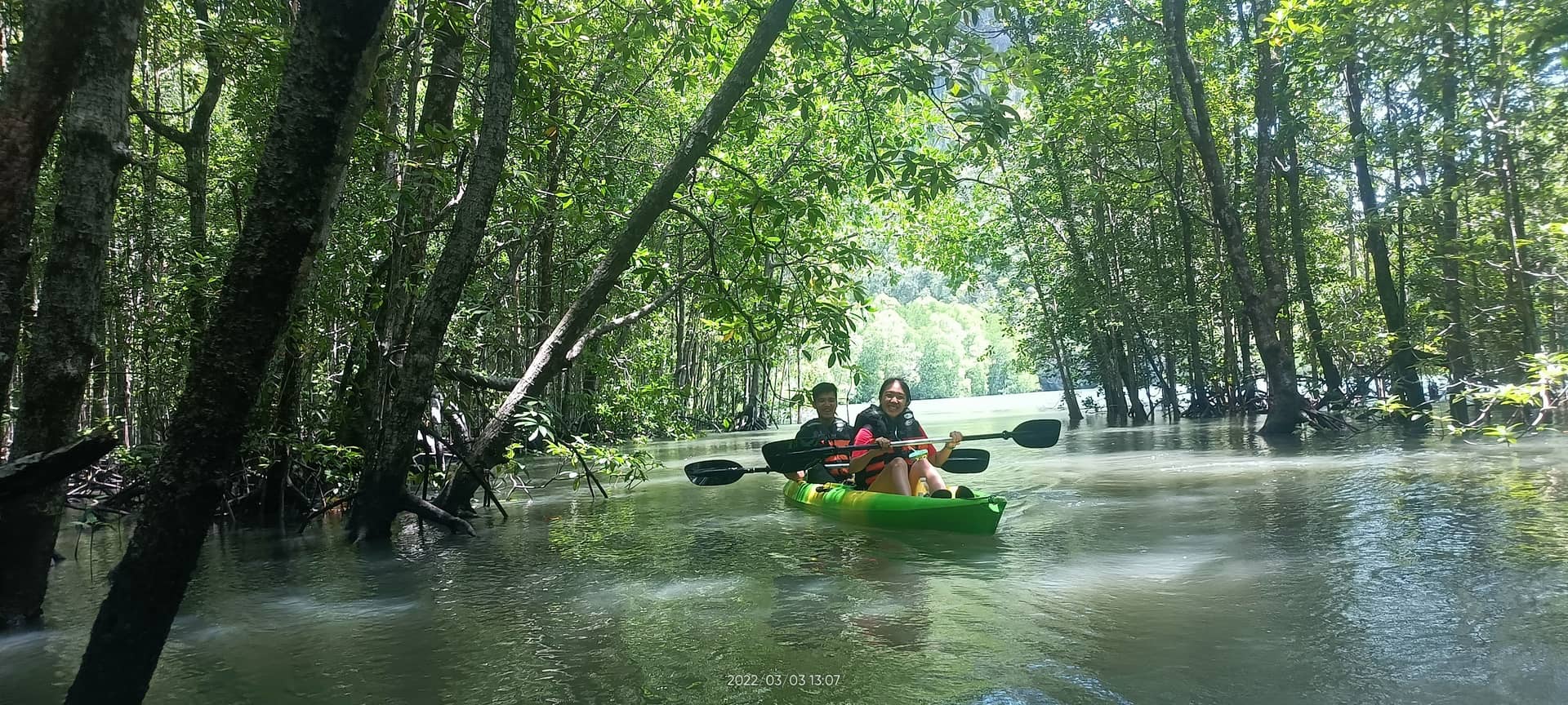 แพ็คเกจพายเรือคายัคในป่าชายเลนราคาประหยัด