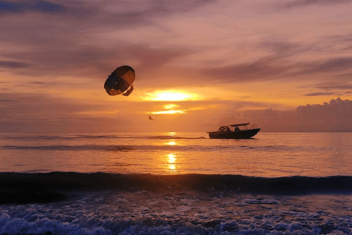 Tanjung Aru Beach Relaxing Watersport, Sunset with Malaysian Cuisine Dinner Half Day Tour