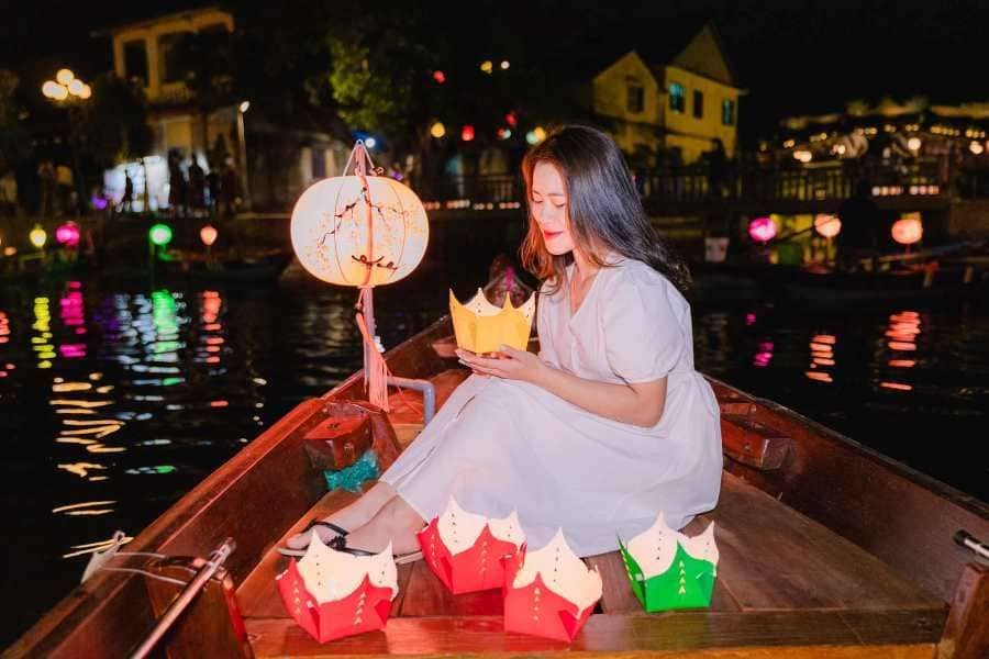 Experience Boat Ride and Lantern Release at Hoai river