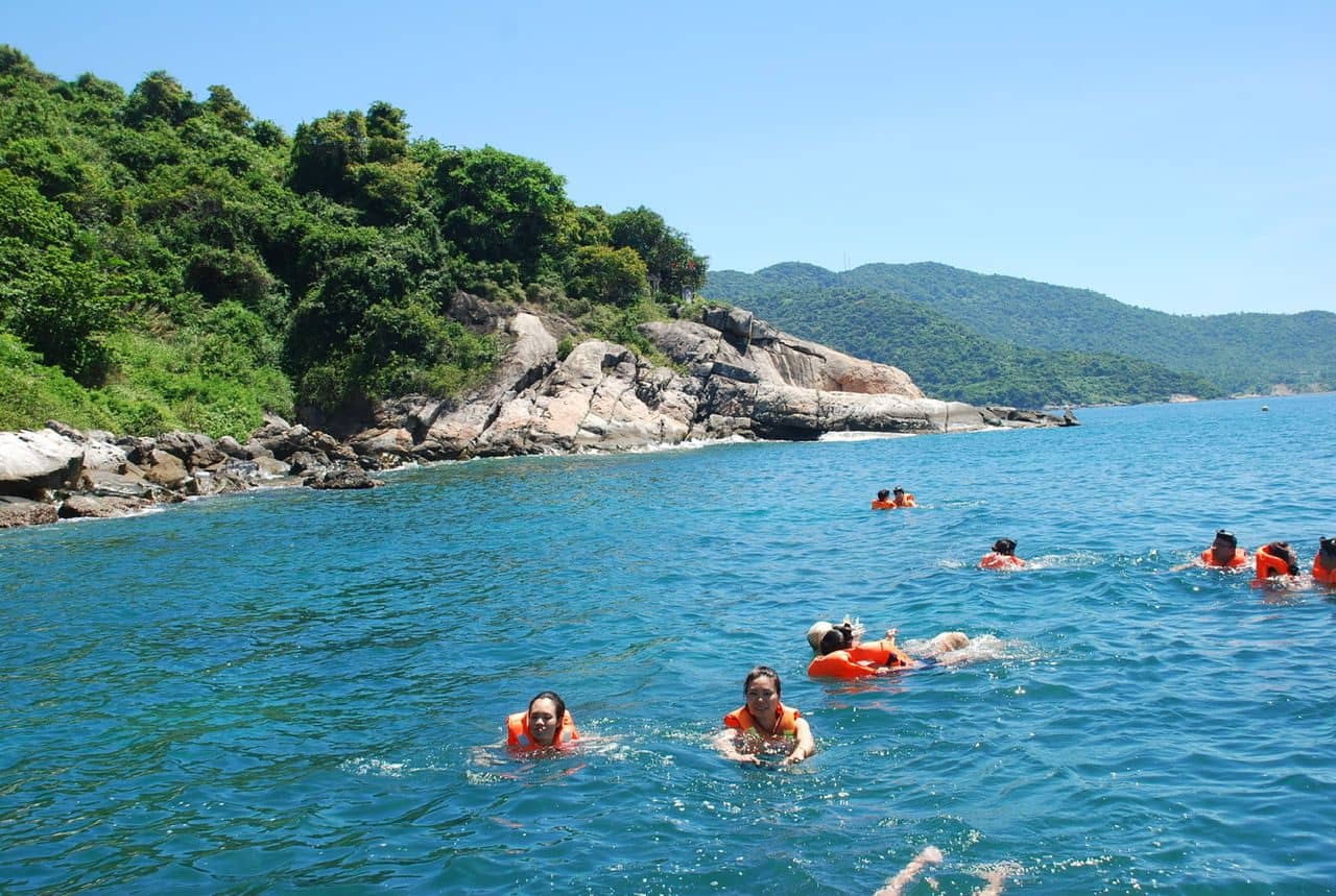 Snorkeling at Cham Islands by Speedboat