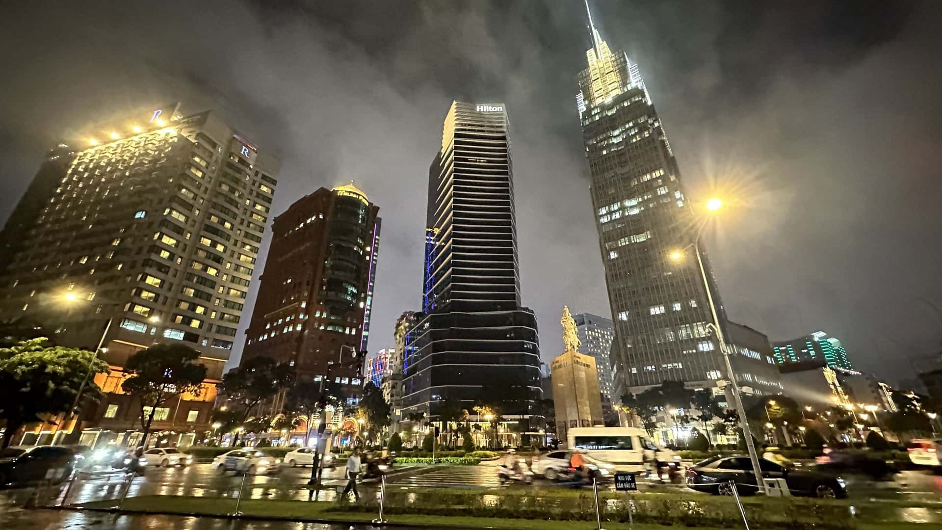 Walking at night in Saigon2