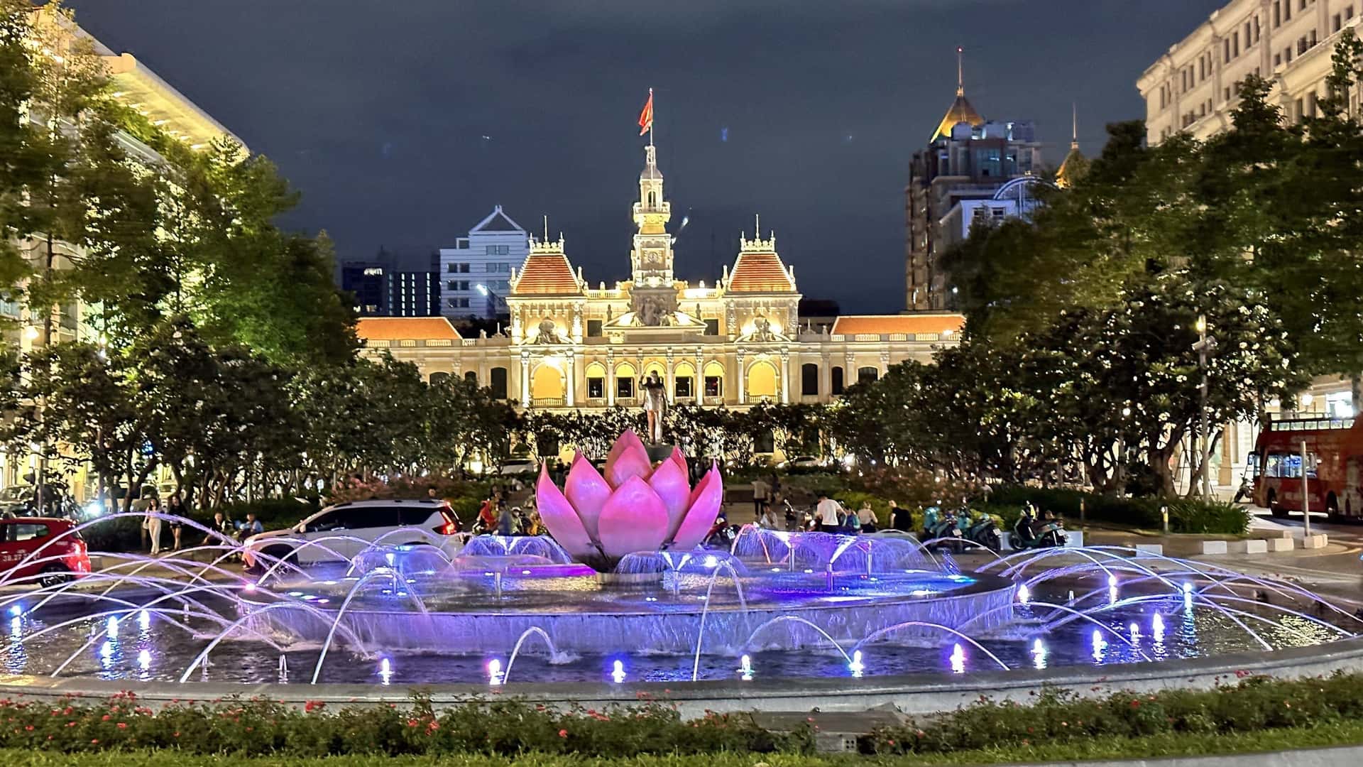 Walking at night in Saigon3