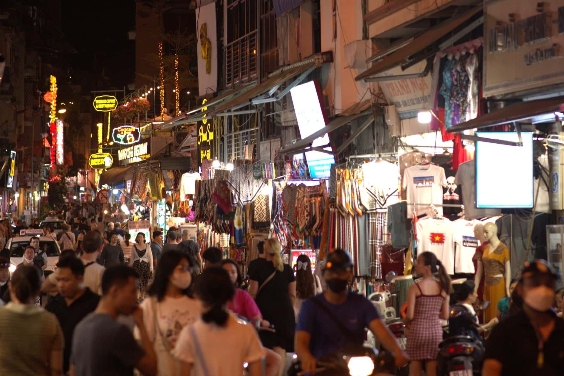 Weekend Hanoi Night Market & Street Food Tour2