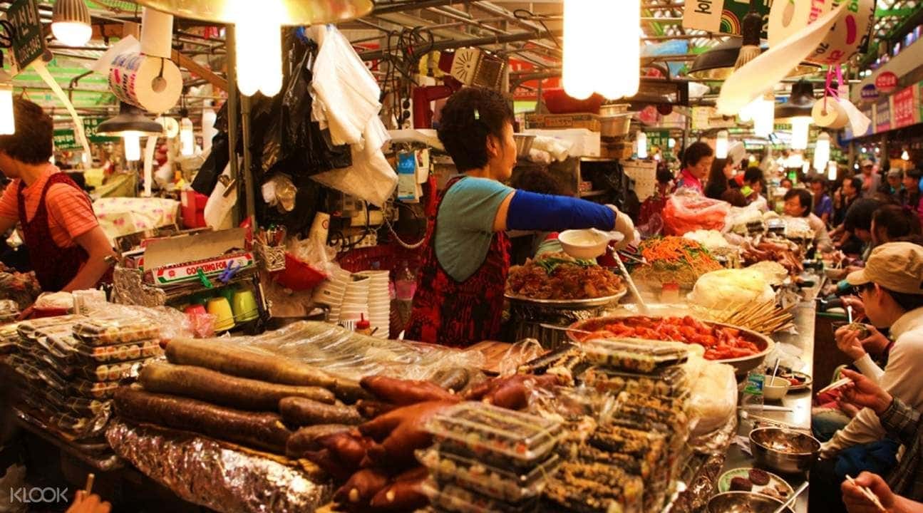 N Seoul Tower, Royal Palace, and Foodie Market Night Tour1